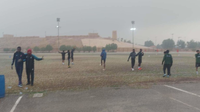 Град валя в района на Риад (Саудитска Арабия)! Футболистите от