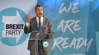 Торите подкрепящи Брекзит са провели разговори с евроскептика Найджъл Фараж