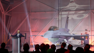 България получи първия самолет F-16