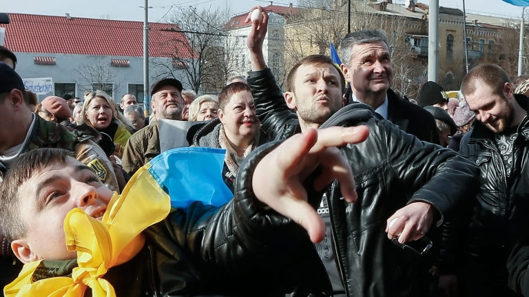 Протестиращи атакуват руското посолство в Киев