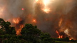 Тежка нощ в Гърция, пожарите настъпват