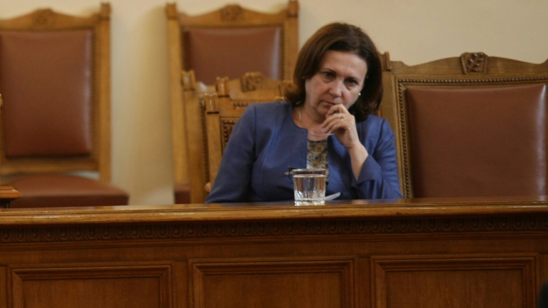 Бивши полицаи са във фирми на групировките в Бургас, обяви Бъчварова 