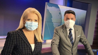 Словашки журналисти водят новините с маски