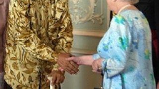 Мандела обсипа с комплименти Елизабет II