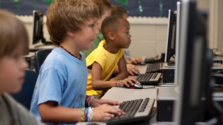 МОН отпуска пари за компютри на училища и детски градини