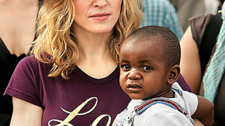 Появи се бащата на осиновената дъщеря на Мадона