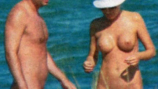 И Камелия гола на плажа - с гаджето (18+)