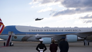 Бездомник проникнал до самолета на президента на САЩ