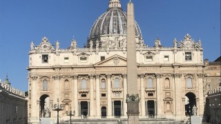 Италианският архиепископ Карло Мария Вигано яростен ултраконсервативен критик на папа