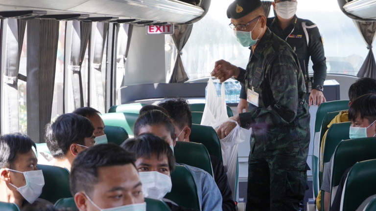 Повече от двеста тайландски граждани, заседнали в Мианмар заради боевете