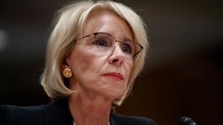 Министърът на образованието на САЩ Бетси ДеВос подаде оставка след