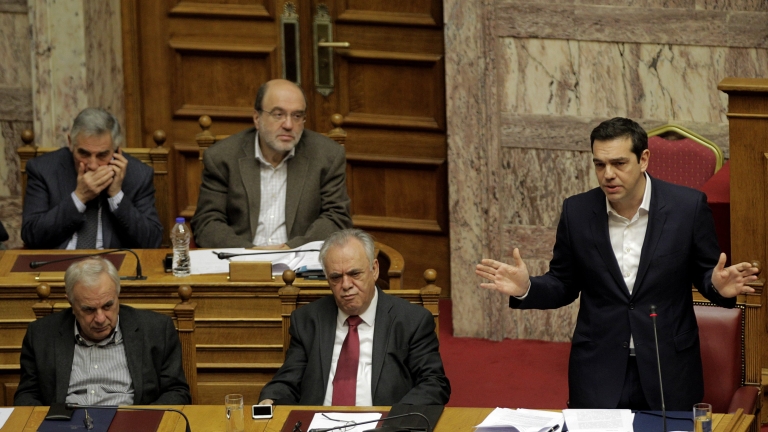 Гръцкият парламент прие закон за смекчаване на строгите икономии 