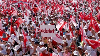 450-километровият марш на опозицията в Турция завършва с митинг в Истанбул