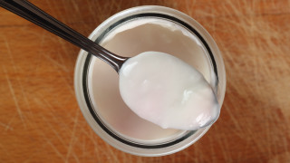 Пет компании за кисело мляко бяха глобени заради опаковки