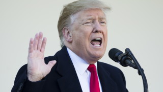 Президентът на САЩ Доналд Тръмп продължава да противоречи на американското