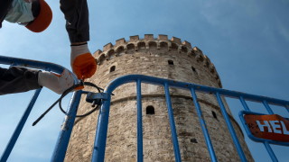 Докато Гърция навлиза в третата си седмица откакто за първи