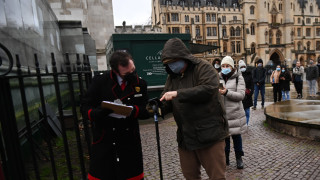 Британската програма за ваксинация срещу коронавирус е изправена пред двумесечно закъснение