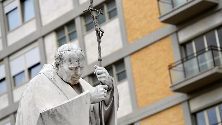 Папата е прекарал спокойно нощта в болницата