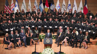 Америка не е толкова разделена, колкото изглеждаме, успокоява Обама в Далас