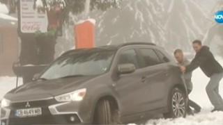 Първият сняг донесе и първите проблеми на шофьорите които опитаха