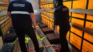 Цигарите са открити в товарен автомобил укрити между стоката Митническите