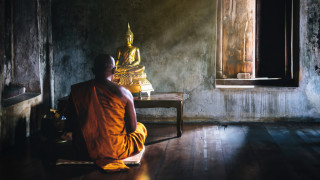 Тайландската полиция арестува жена изнудвала будистки монаси съобщава БиБиСи Твърди се