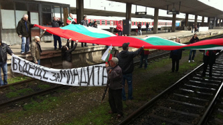 Протестът в София се разцепи и тръгна да спира влаковете на Централна гара