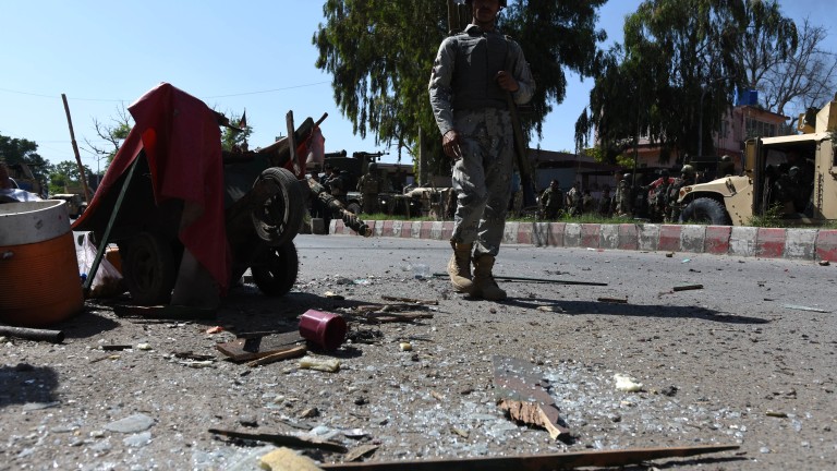 Крайпътна бомба изби 11 души; полицай уби 5-ма свои колеги в Афганистан