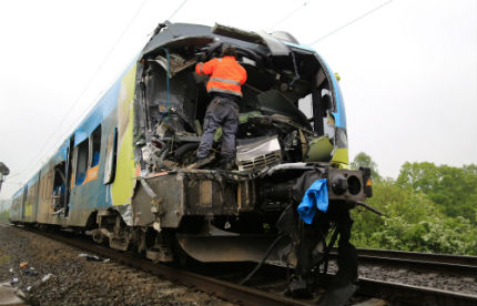 В Германия двама души загинаха при сблъсък между влак и камион
