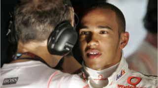 Хамилтън обмисля да  напусне Англия