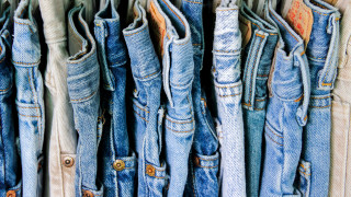 Едва ли има по универсална и вечно модерна дреха от джинсите