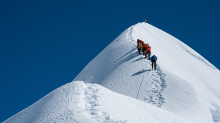 Седмина загинали на Еверест заради задръстване от хора край върха