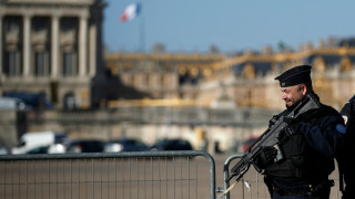 Френската полиция стреля и рани мъж въоръжен с нож след
