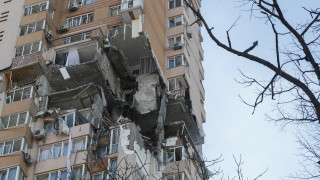 Ракета удари 17-етажен блок в Киев
