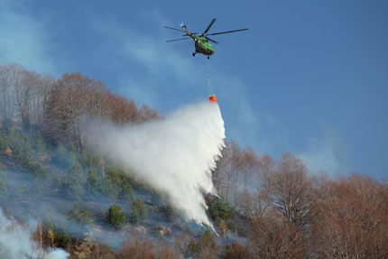 Хеликоптер гаси над 1000 дка в Троянския балкан 