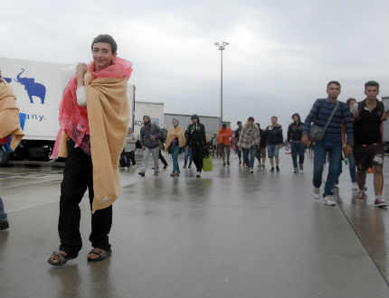 Над 3000 мигранти пристигнаха пеша в Австрия