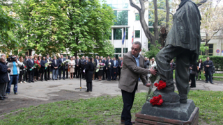 Освободиха паметника на Вапцаров от музея на Рашидов