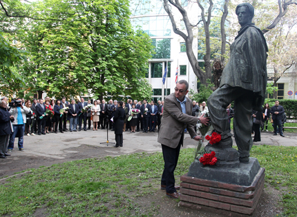 Освободиха паметника на Вапцаров от музея на Рашидов
