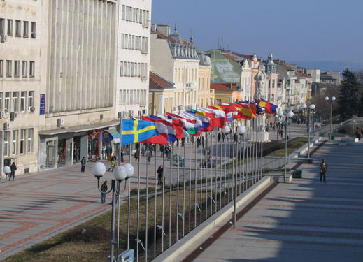 Тийнейждъри се качиха на 80-метров паметник в Шумен