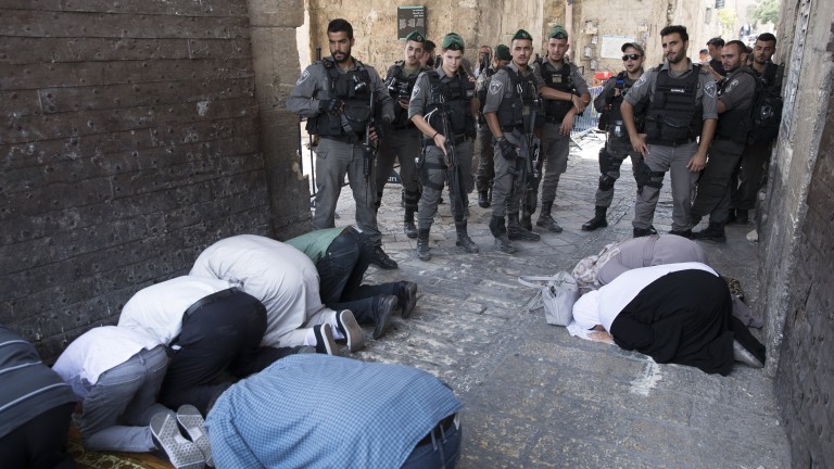 Мюсюлманите се молят извън свещения храм в Йерусалим въпреки отстъпките на Израел