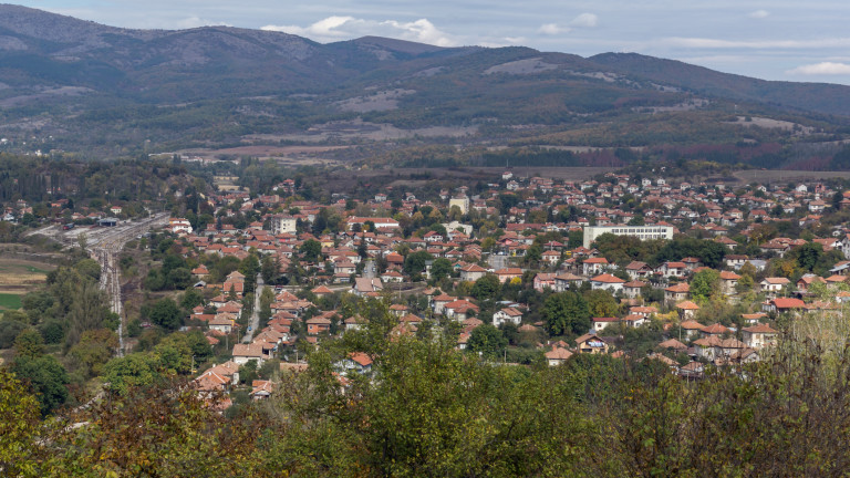 Този град се разраства в посока София, колко по-изгодни са имотите на 20 минути с кола от столицата 