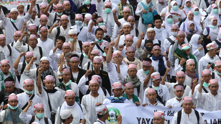 Десетки хиляди мюсюлмани протестираха срещу губернатор в Индонезия 