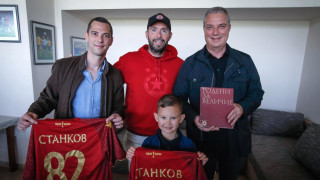 Изпълнителният директор на ЦСКА Стоян Орманджиев подари от името на