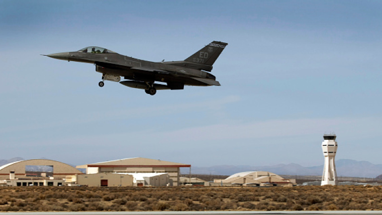 Американски Ф-16 се разби в Афганистан, талибаните твърдят, че са го свалили 