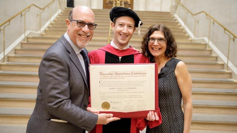 Марк Зукърбърг най-накрая се дипломира (ВИДЕО)