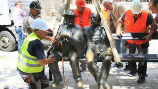 След приключилата реставрация днес пейката със скулптурите на баща и