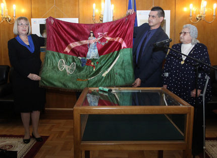 Потомка на българи от Македония дари на НС знаме на въстаниците от Илинден