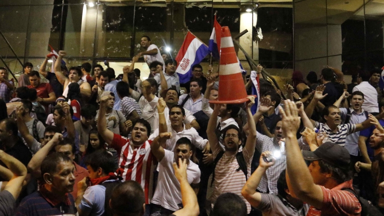 Сблъсъци в Парагвай срещу преизбирането на президента 