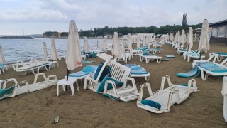 Силна буря връхлетя плаж Крайморие край Бургас съобщава bTV Това се