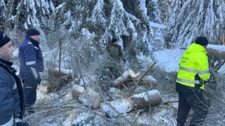 Над 4 часа мъж с диабет и дъщеря му са